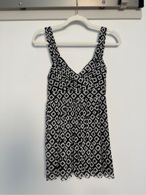 Michael Kors Black and White Geometric V-Neck Blouse Sleeveless Top Medium